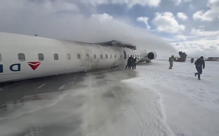 delta-airlines-plane-flips-upside-down-toronto-airport-67b3a2125e782-png__700