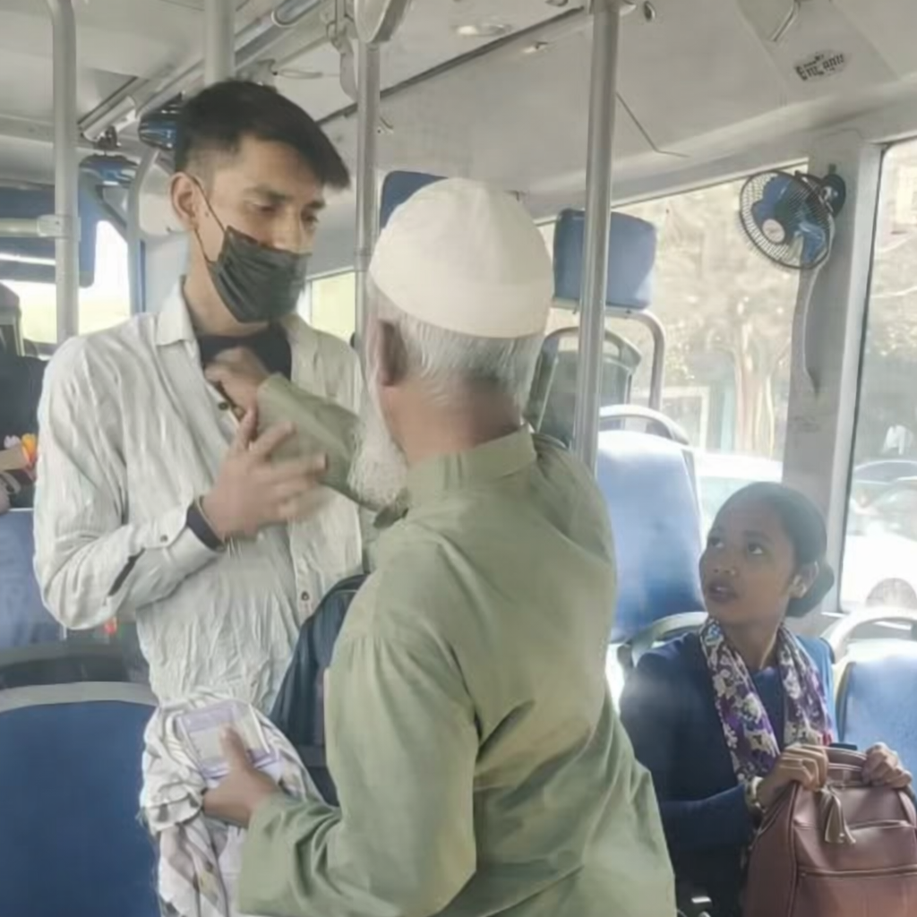हरियाणा बस में जेबकतरा पकड़ा गया वायरल वीडियो स्टिल
