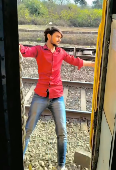 युवक चलती ट्रेन के दरवाजे पर रील बनाते हुए खंभे से टकराया