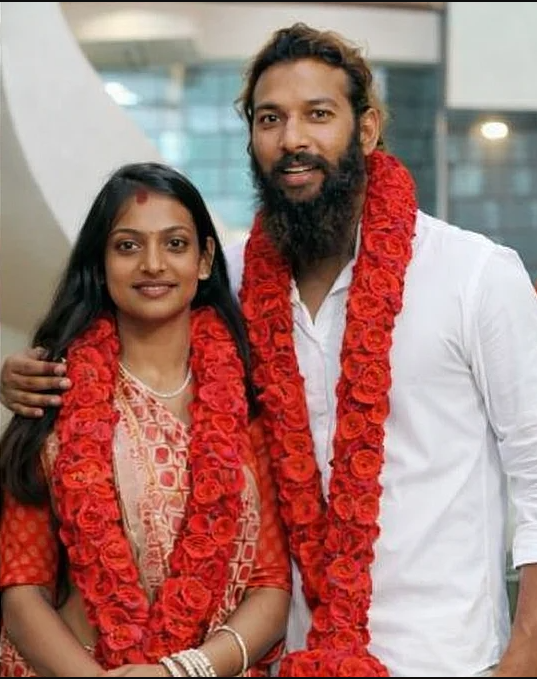 मुख्य छवि: मोनालिसा भोसले और उनके पति फरमान की शादी के बाद की तस्वीर (Monalisa Bhosle and husband Farman after marriage).